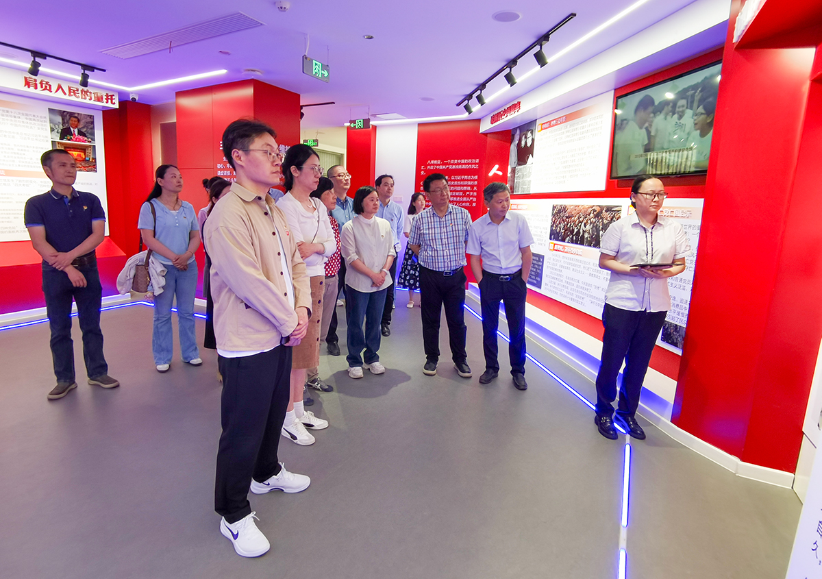 参观2.jpg 参观2.jpg